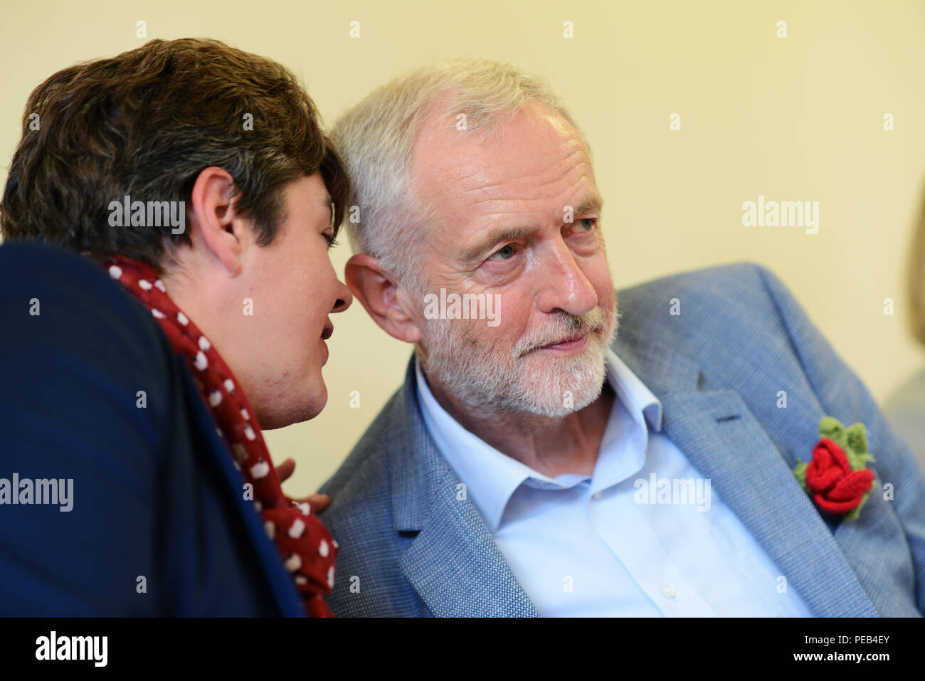 Telford, Shropshire, Regno Unito. 13 Agosto, 2018. Leader del partito laburista Jeremy Corbyn MP con candidato parlamentare Katrina Gilman affrontando sostenitori locali nel credito di Coalbrookdale: David Bagnall/Alamy Live News Foto Stock