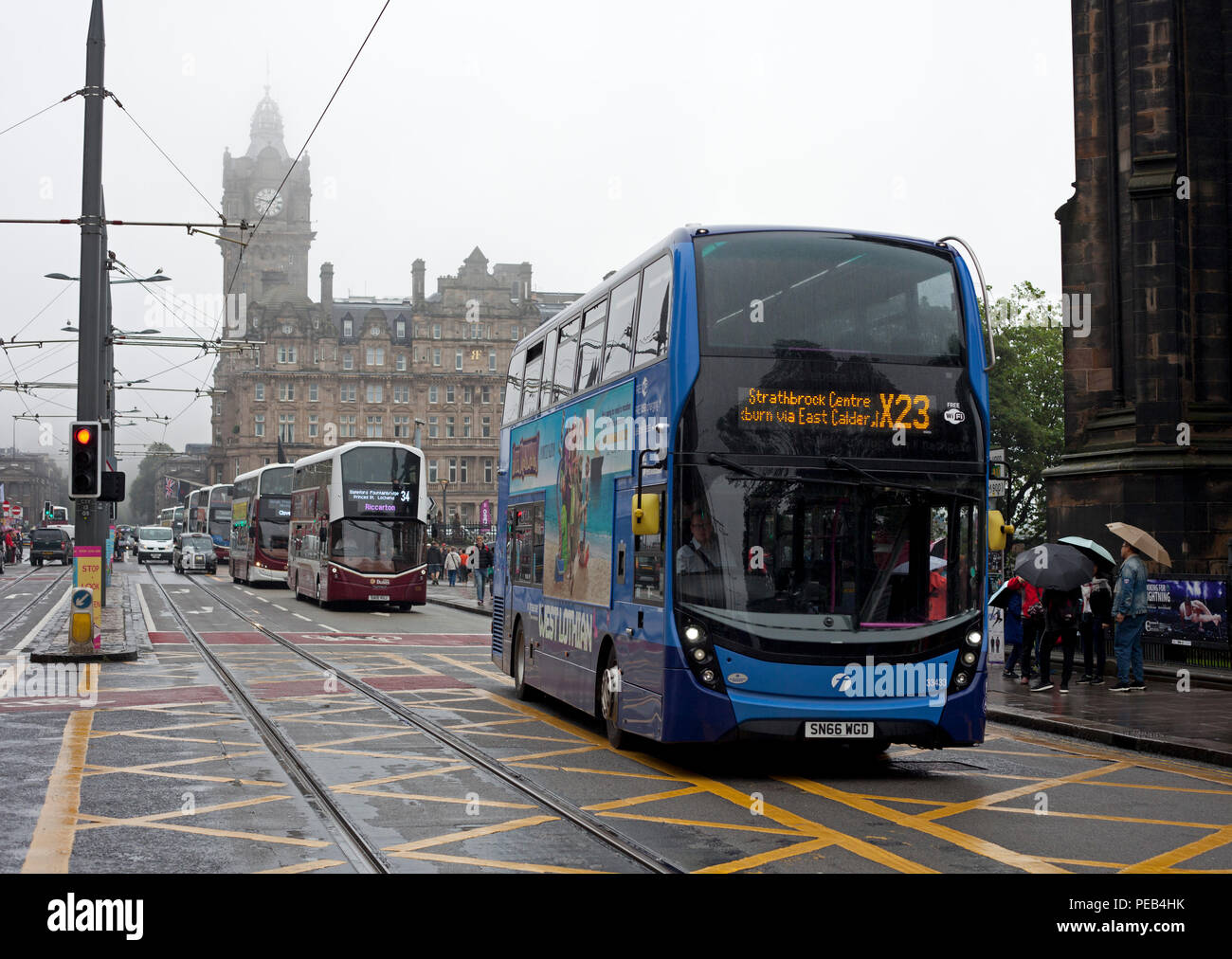 Edimburgo, Scozia, Regno Unito. Il 13 agosto 2018. Princes Street hotel General Manager vorrebbe autobus fuori di Princes Street. Edinburgh City Council lancerà un otto settimana interpella la prossima settimana su come trasformare il modo in cui la gente si muove intorno alla città. Foto Stock