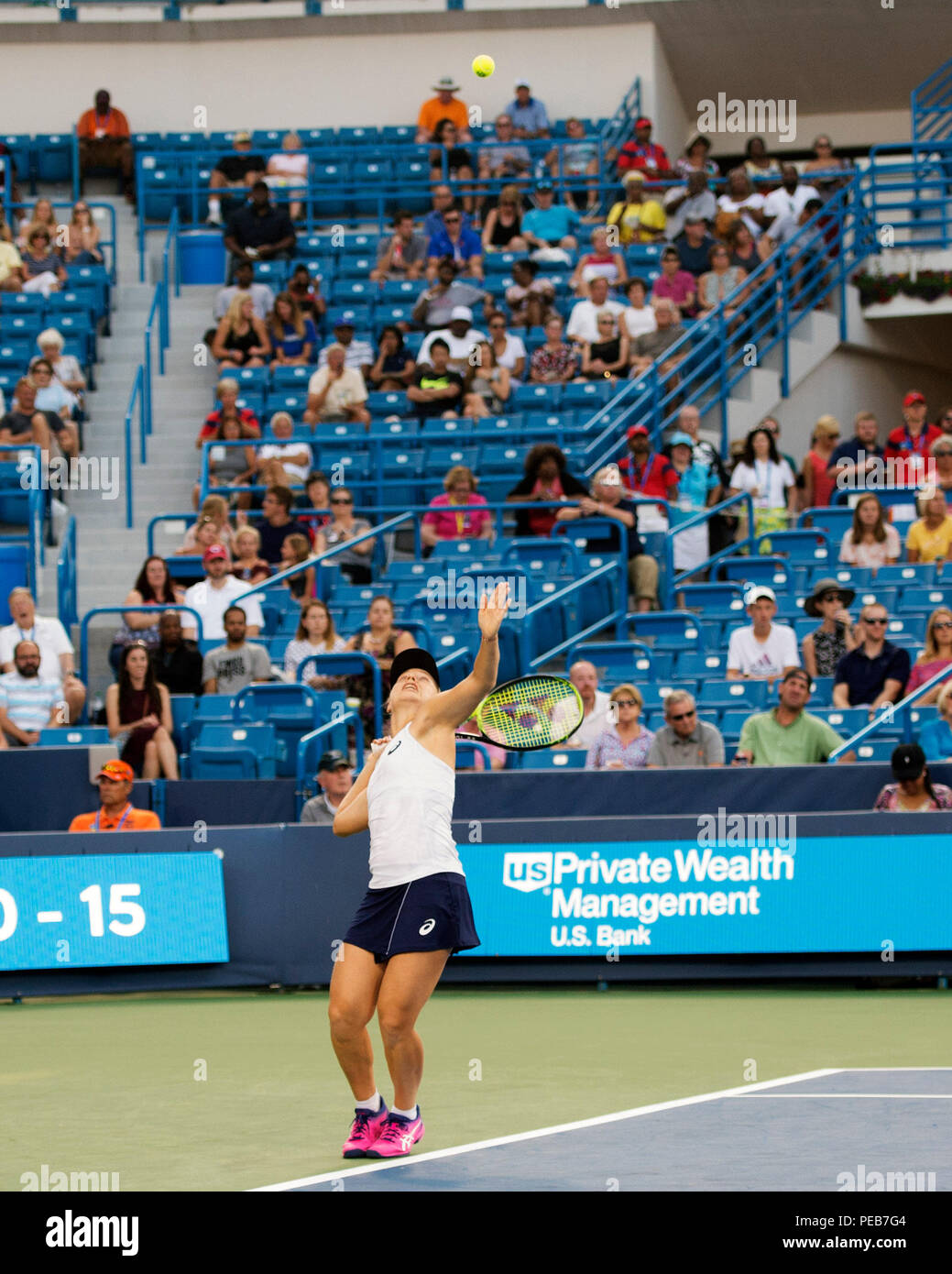 Mason, Ohio, Stati Uniti d'America. Agosto 13, 2018: Daria Gavrilova (AUS) colpisce la palla alla serena Wiliams (USA) a sud occidentali in aperto Brent Clark/Alamy Live News Foto Stock