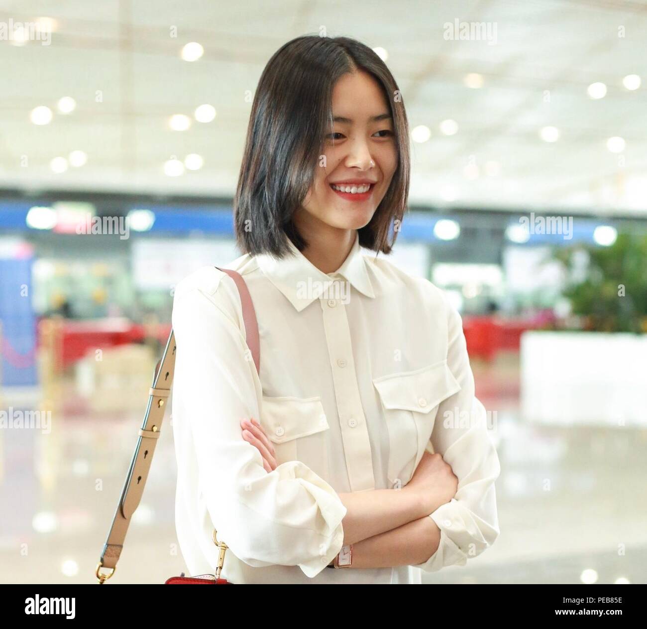 Beijin, Beijin, Cina. 14 Ago, 2018. Pechino, Cina-Victoria's Secret modello Liu Wen è macchiato all aeroporto di Pechino. Credito: SIPA Asia/ZUMA filo/Alamy Live News Foto Stock