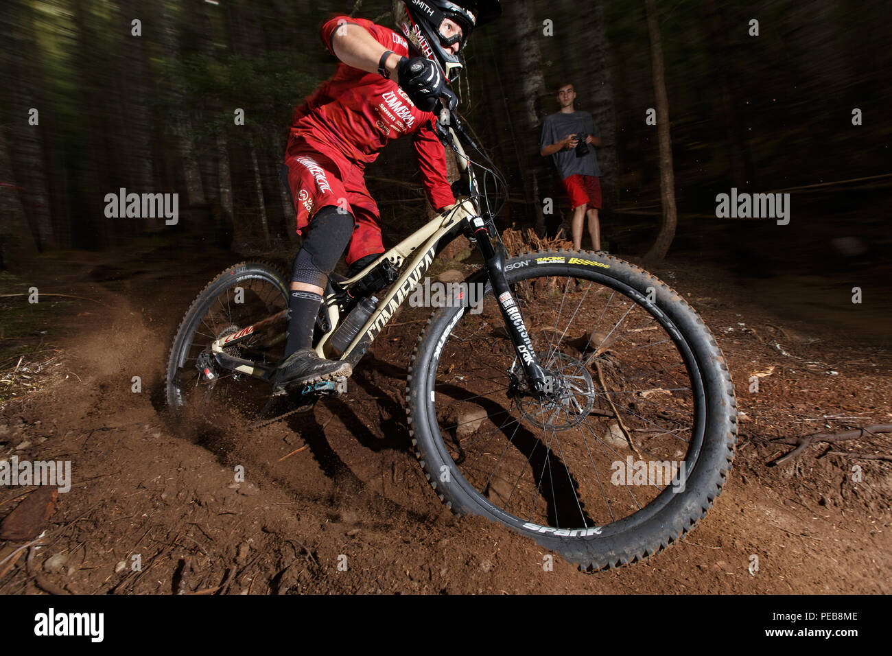 Whistler, Canada. Il 15 agosto 2018. Whistler, British Columbia, Canada. 12 Agosto, 2018. Theotim Trabac (FRA) della Commencal Vallnord Enduro Racing Team Racing per il secondo posto di uomini U21 divisione a agosto 12, 2018 Enduro World Series Camelbak Canadian Open Enduro presentato dalla manifestazione specializzata in Whistler, British Columbia, Canada. Credito: Ironstring/Alamy Live News Credito: Ironstring/Alamy Live News Foto Stock