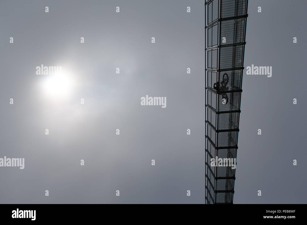 Whistler, Canada. Il 15 agosto 2018. Whistler, British Columbia, Canada. 12 Agosto, 2018. Mountain bike racers attraversare la 130m span del Cloudraker Sky Bridge da Whistler picco alla cresta ovest, al di sopra di Whistler coppa a Whistler-Blackcomb durante il mese di agosto 12, 2018 Enduro World Series Camelbak Canadian Open Enduro presentato dalla manifestazione specializzata in Whistler, British Columbia, Canada. Credito: Ironstring/Alamy Live News Credito: Ironstring/Alamy Live News Foto Stock