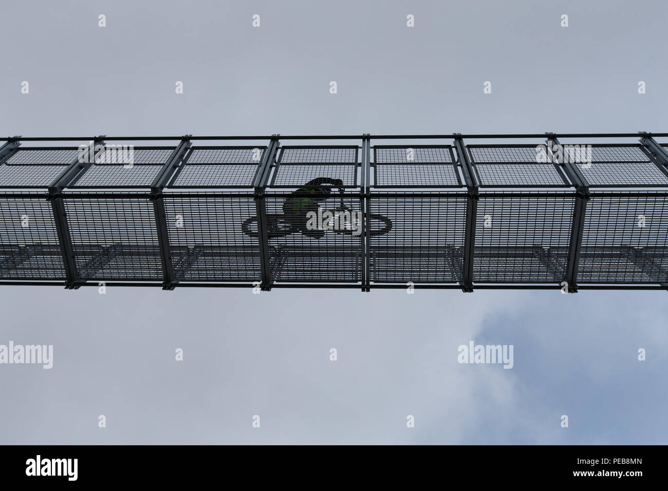 Whistler, Canada. Il 15 agosto 2018. Whistler, British Columbia, Canada. 12 Agosto, 2018. Mountain bike racers attraversare la 130m span del Cloudraker Sky Bridge da Whistler picco alla cresta ovest, al di sopra di Whistler coppa a Whistler-Blackcomb durante il mese di agosto 12, 2018 Enduro World Series Camelbak Canadian Open Enduro presentato dalla manifestazione specializzata in Whistler, British Columbia, Canada. Credito: Ironstring/Alamy Live News Credito: Ironstring/Alamy Live News Foto Stock