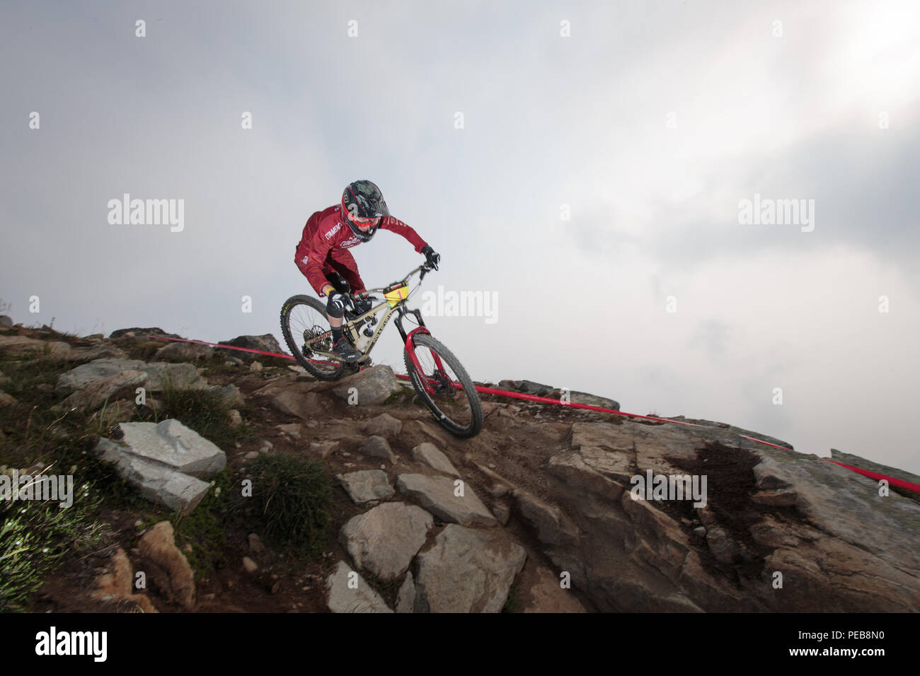 Whistler, Canada. Il 15 agosto 2018. Whistler, British Columbia, Canada. 12 Agosto, 2018. Cecile Ravanel (FRA) della Commencal Vallnord Enduro Racing Team Racing al primo posto nel pro donne divisione a agosto 12, 2018 Enduro World Series Camelbak Canadian Open Enduro presentato dalla manifestazione specializzata in Whistler, British Columbia, Canada. Credito: Ironstring/Alamy Live News Credito: Ironstring/Alamy Live News Foto Stock