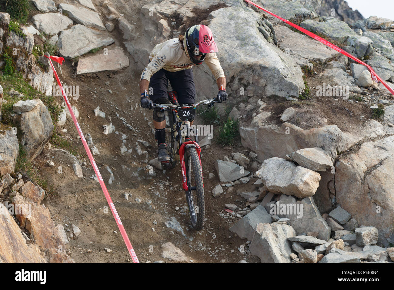 Whistler, Canada. Il 15 agosto 2018. Whistler, British Columbia, Canada. 12 Agosto, 2018. Yoann Barelli (FRA) della Commencal Vallnord Enduro Racing Team Racing per il quinto posto ad Agosto 12, 2018 Enduro World Series Camelbak Canadian Open Enduro presentato dalla manifestazione specializzata in Whistler, British Columbia, Canada. Credito: Ironstring/Alamy Live News Credito: Ironstring/Alamy Live News Foto Stock