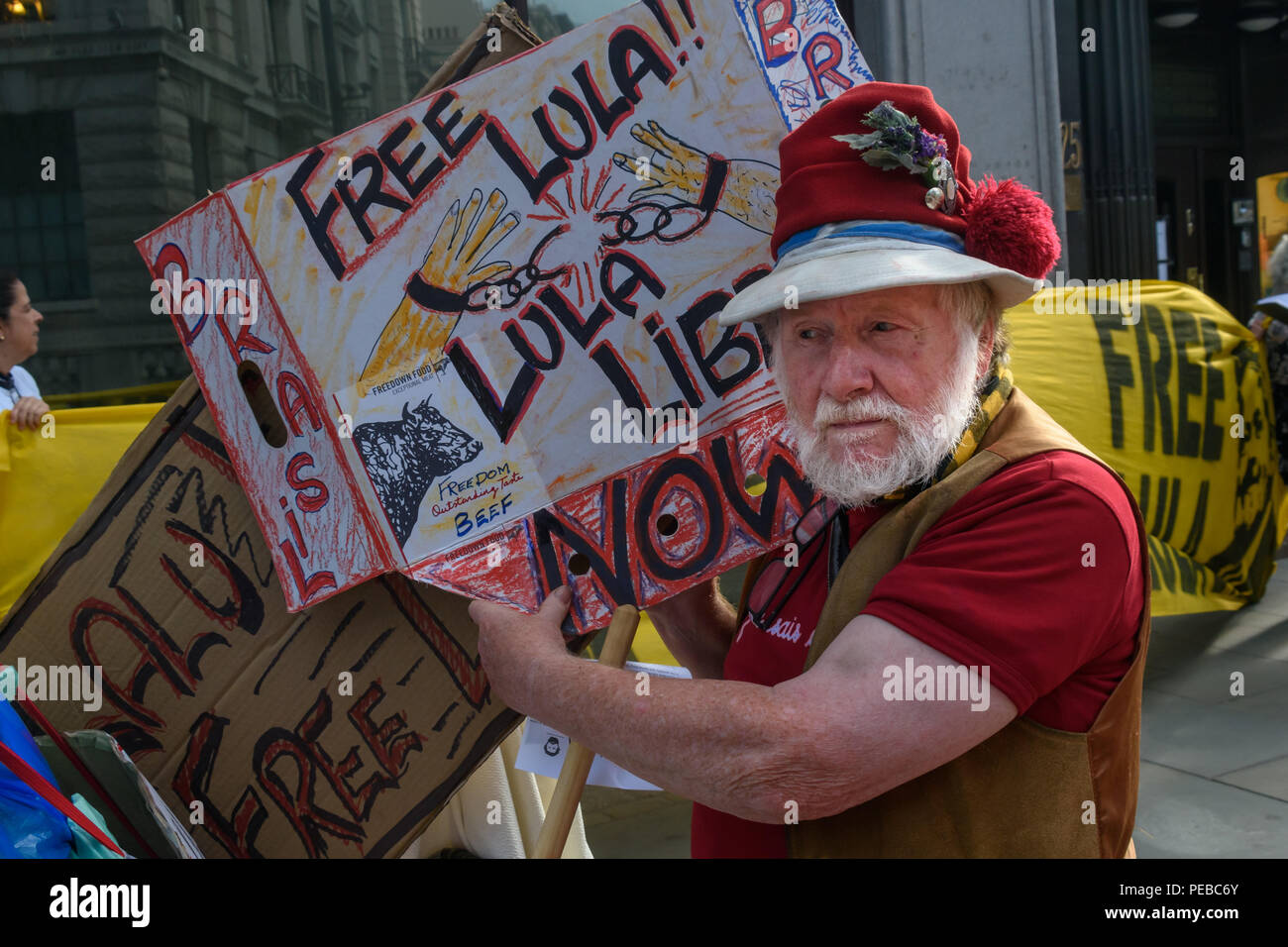 Londra, Regno Unito. Il 13 agosto 2018. Harry McEachan arriva a sostenere i brasiliani che protestavano al di fuori dell'ambasciata brasiliana per chiedere la liberazione di Luiz Inacio Lula da Silva, un ex leader sindacale che è stato Presidente del Brasile dal 2003-11 per consentirgli di candidarsi alle elezioni di volta in ottobre. Credito: Peter Marshall / Alamy Live News Foto Stock