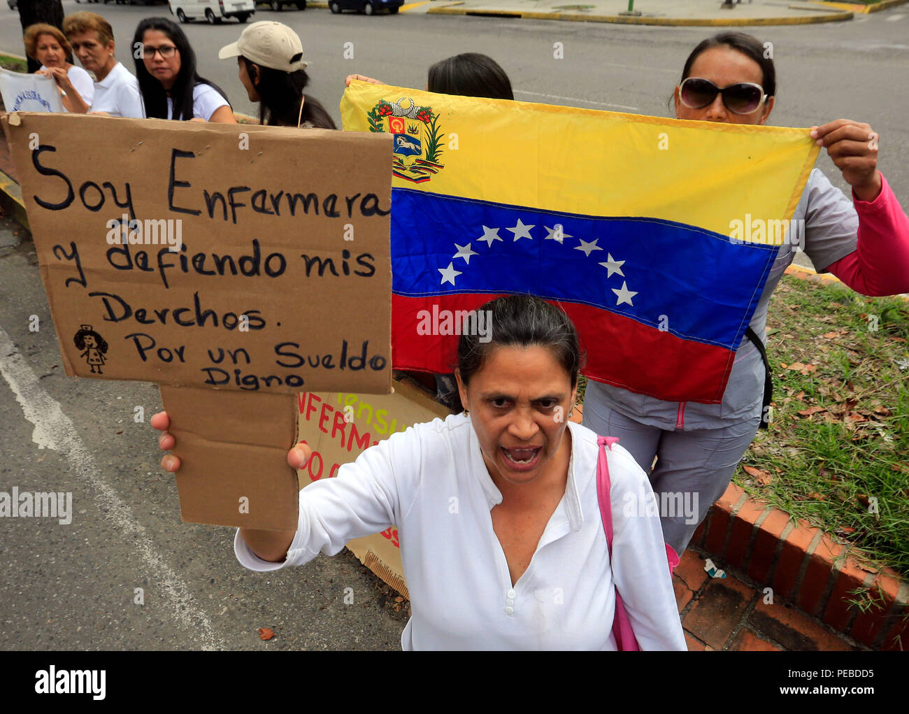 Valencia, Carabobo, Venezuela. 14 Ago, 2018. Agosto 14, 2018. Gli infermieri hanno annunciato per andare a protestare nel Palazzo Miraflores, dove presidente venezuelano, Nicolás Maduro, spedizioni. Essi hanno già trascorso 51 giorni di protesta e di non ottenere una risposta da parte del governo. Al tempo stesso hanno denunciato ancora una volta le cattive condizioni di lavoro, la carenza di medicinali e forniture mediche. Il poster dice: " Io sono un infermiere e mi difendere i miei diritti per un salario dignitoso''. A Valencia, Carabobo stato. Foto: Juan Carlos Hernandez Credito: Juan Carlos Hernandez/ZUMA filo/Alamy Live News Foto Stock