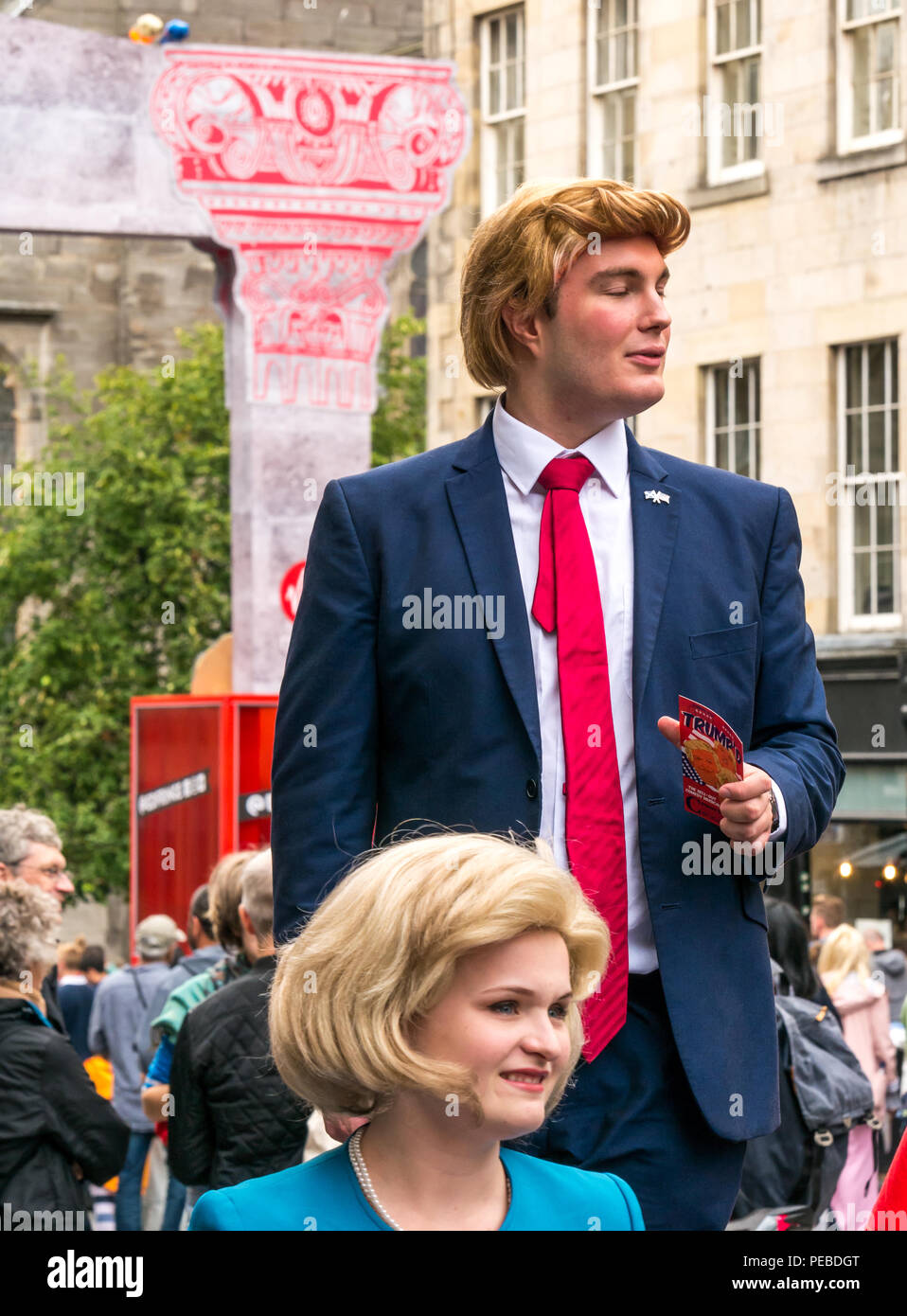Edimburgo, Scozia, Regno Unito. Il 14 agosto 2018. Edinburgh Fringe Festival street performer, Royal Mile di Edimburgo, Scozia, Regno Unito. Una frangia performer come Donald Trump impersonator distribuendo volantini per una frangia visualizza Foto Stock