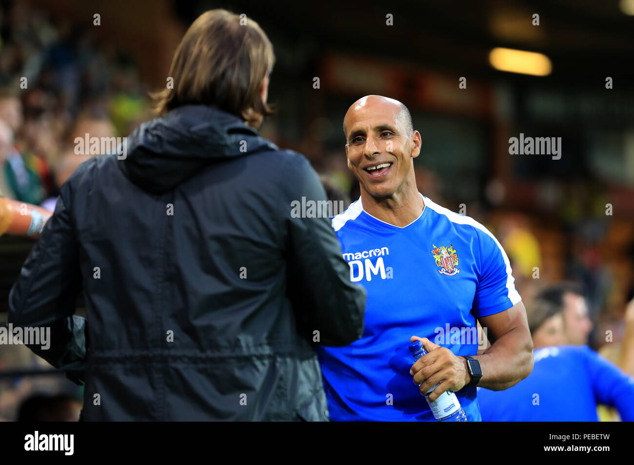 Carrow Road, Norwich, Regno Unito. 14 Ago, 2018. Carabao Calcio Coppa del primo round, Norwich City rispetto a Stevenage; Stevenage Manager Dino Maamria parla con il Norwich City Manager Daniele Farke Credito: Azione Sport Plus/Alamy Live News Foto Stock