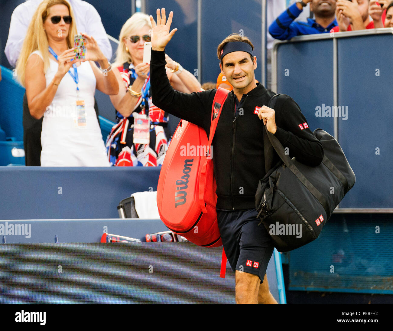 Mason, Ohio, Stati Uniti d'America. Agosto 14, 2018: Roger Federer (SUI) onde per la folla prima di affrontare Peter Gojowczyc (GER) a sud occidentali in aperto Mason, Ohio, Stati Uniti d'America. Brent Clark/Alamy Live News Foto Stock