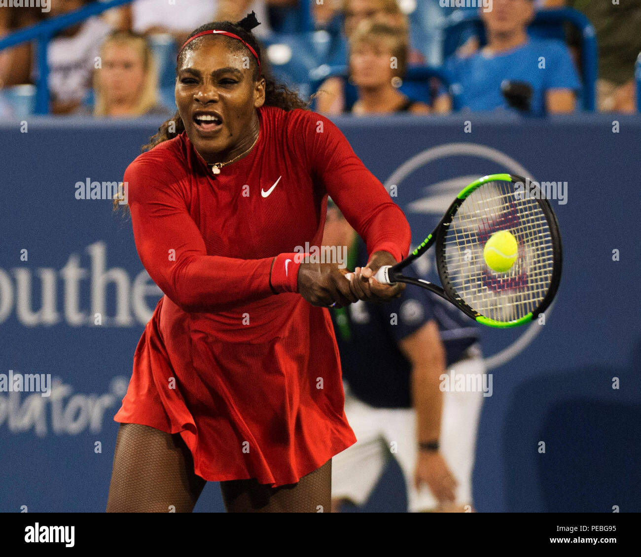 Mason, Ohio, Stati Uniti d'America. Agosto 14, 2018: Serena Williams (USA) colpisce la palla di Petra KVITOVA (CZE) a sud occidentali in aperto Mason, Ohio, Stati Uniti d'America. Brent Clark/Alamy Live News Foto Stock