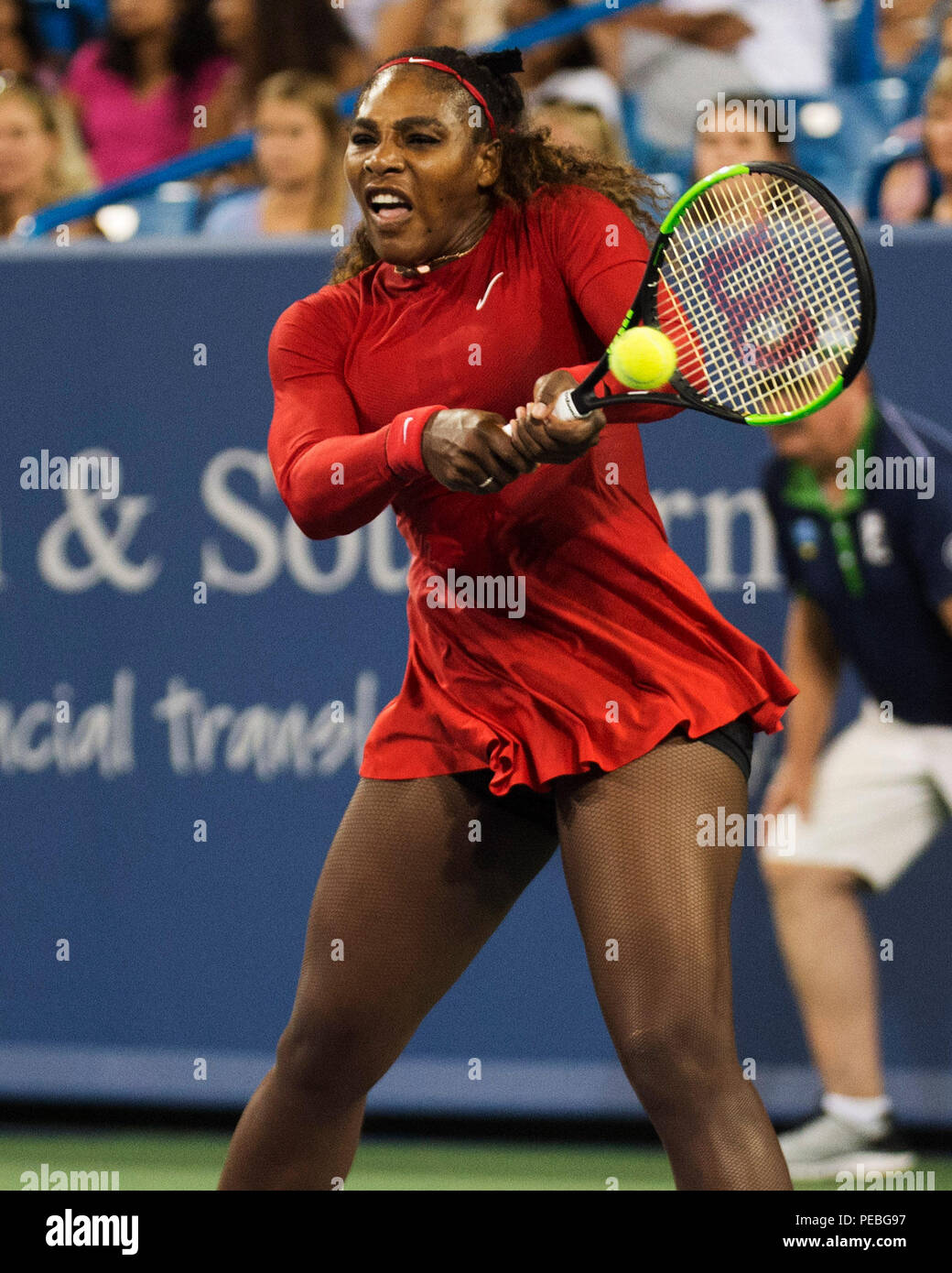 Mason, Ohio, Stati Uniti d'America. Agosto 14, 2018: Serena Williams (USA) colpisce la palla di Petra KVITOVA (CZE) a sud occidentali in aperto Mason, Ohio, Stati Uniti d'America. Brent Clark/Alamy Live News Foto Stock