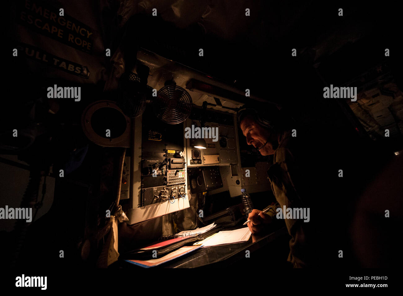 Stati Uniti Air Force Tech. Sgt. James Marier opere all'interno della flightdeck di KC-135T Stratotanker, assegnato al 340 Expeditionary Air Refuelling Squadron, oltre a sud-ovest Asia, nov. 23, 2015. Marier è un boom operatore distribuito al di fuori del 157Air Refuelling ala in New Hampshire. (U.S. Air Force photo by Staff Sgt. Corey gancio/rilasciato) Foto Stock