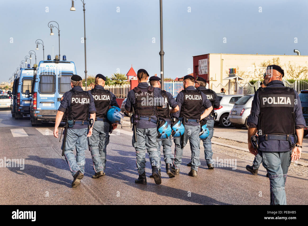 Roma,Italia - Luglio 14, 2018:gruppo di agenti di polizia controlla il dispiegamento del Lazio Pride event.it s evento per i diritti, la protezione e l'orgoglio di L Foto Stock