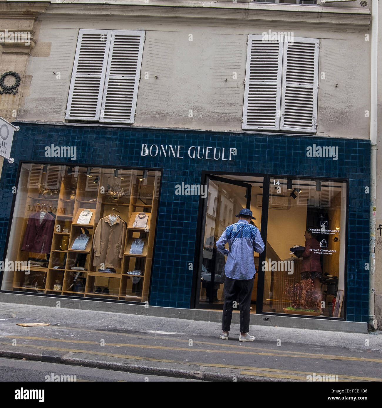 Uomo che guarda in vetrina a parigi, francia Foto Stock