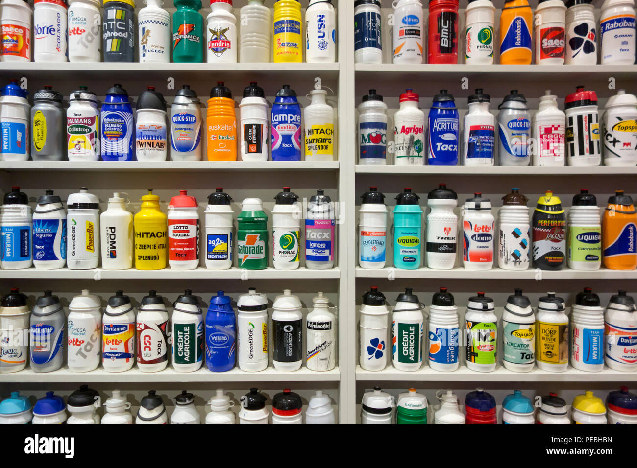 Bidons / bottiglie di acqua in Centrum Ronde van Vlaanderen / Tour delle Fiandre Center, il museo dedicato al ciclo su strada racing di Oudenaarde, Belgio Foto Stock