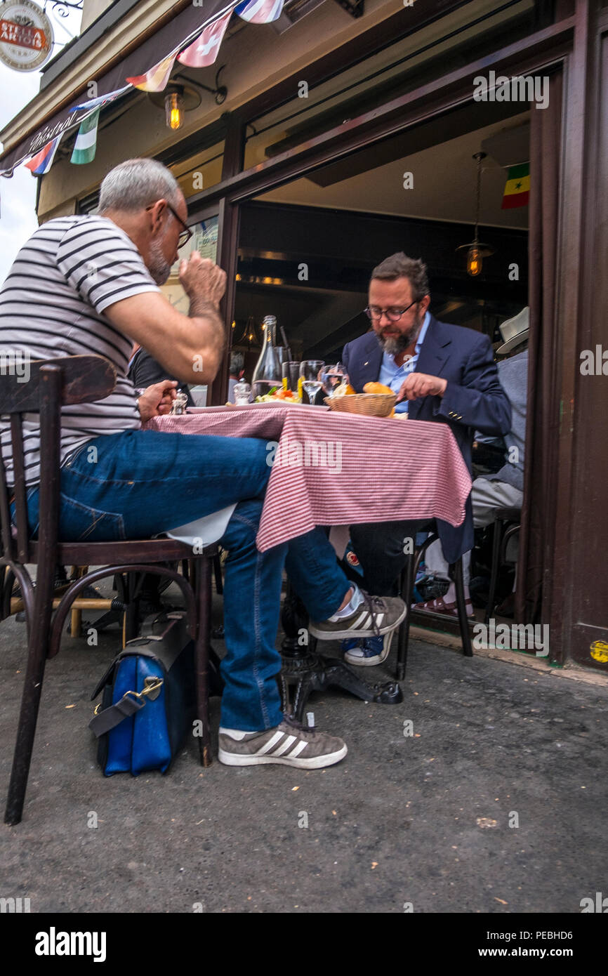 Uomini di mangiare fuori al ristorante a Parigi, Francia Foto Stock