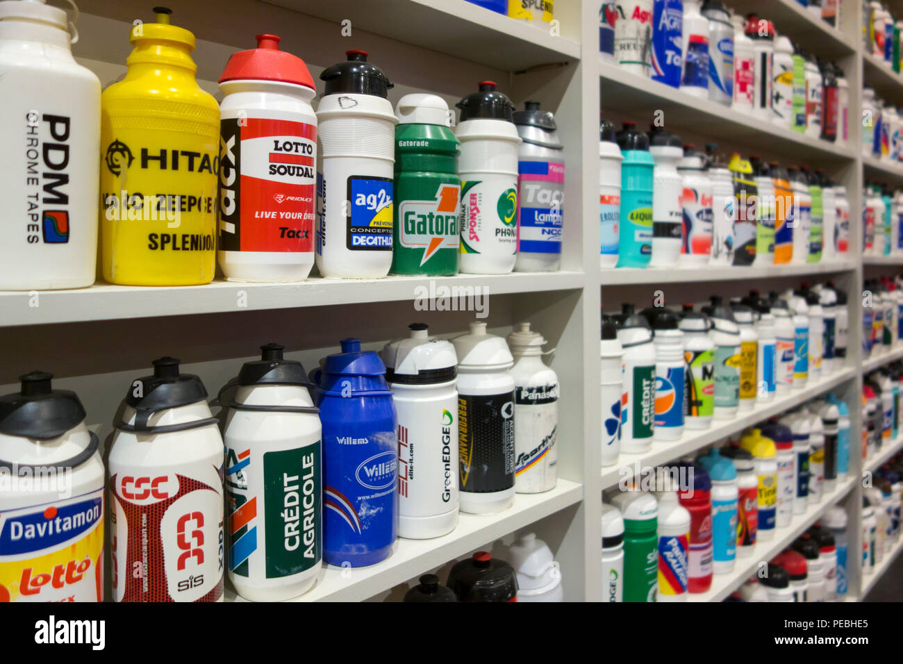 Bidons / bottiglie di acqua in Centrum Ronde van Vlaanderen / Tour delle Fiandre Center, il museo dedicato al ciclo su strada racing di Oudenaarde, Belgio Foto Stock