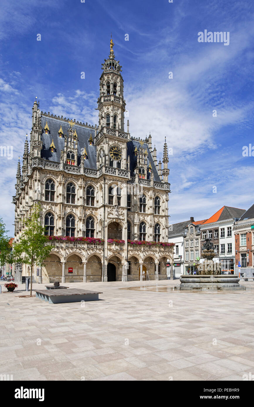 Secolo XVI Municipio / municipio e torre campanaria di Oudenaarde in stile gotico fiorito, Fiandre Orientali, Belgio Foto Stock