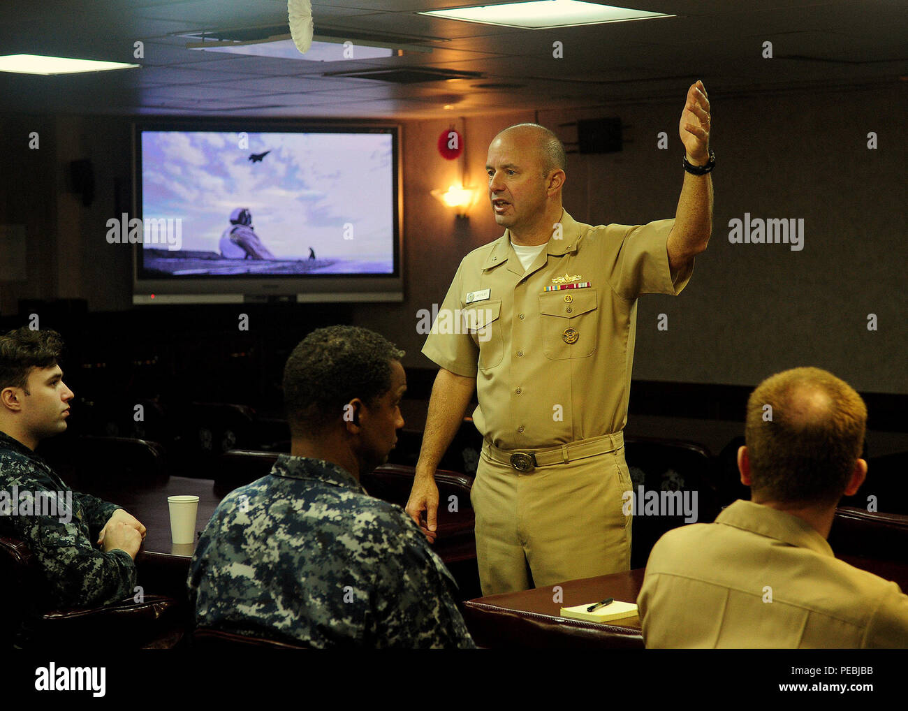 NORFOLK (nov. 20, 2015) - Ammiraglio Jim Kilby, commander, Superficie navale e il mio combattimento (Sviluppo SMWDC), introduce SMWDC e le nuove opportunità di carriera fornisce ufficiali subalterni durante una breve a bordo della USS Wasp (LHD 1). SMWDC sta aumentando la competenza tattico della superficie warfare comunità da spennare un elite cadre della superficie Warfare ufficiali per diventare warfighters specializzato chiamato tattiche di guerra istruttori (WTI). WTIs tattiche sono esperti in materia in guerra anfibio, aria integrato e la difesa missilistica e la superficie/Anti-Submarine Warfare. (U.S. Foto di Marina b Foto Stock