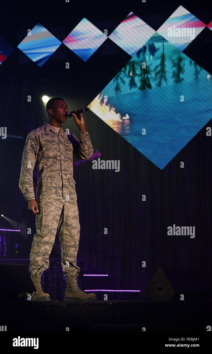 Senior Airman Rashaun Carter, U.S. Air Force Tops in blu performer, assoli durante il gruppo nov. 28 le prestazioni al Montana Expo Park a Great Falls, Mont. La promozione di relazioni con la comunità, a sostegno degli sforzi di reclutamento e di servire come ambasciatori per gli Stati Uniti e gli Stati Uniti La forza aerea è un componente critico della missione delle cime in blu. (U.S. Air Force foto/Airman Collin Schmidt) Foto Stock