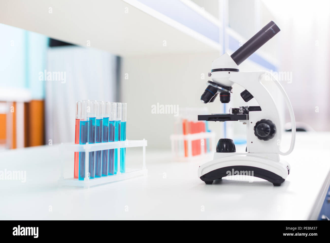 Advanced microscopio. In bianco e nero di microscopio in metallo permanente sulla superficie e in attesa per i campioni Foto Stock