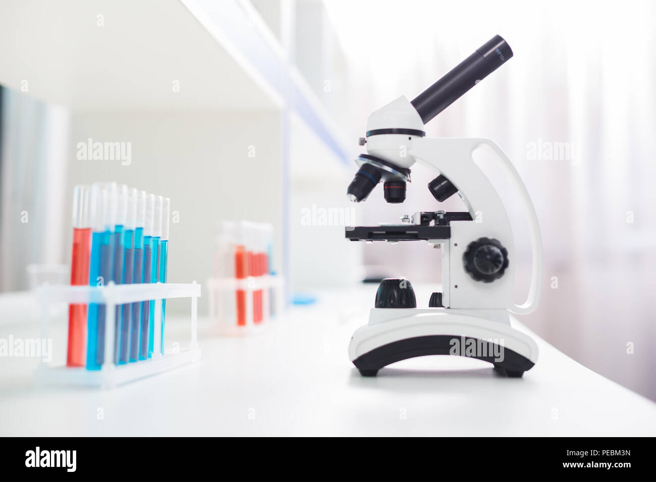 Microscopio moderno. Advanced microscopio professionale rimanendo sulla superficie e in attesa di utilizzo Foto Stock