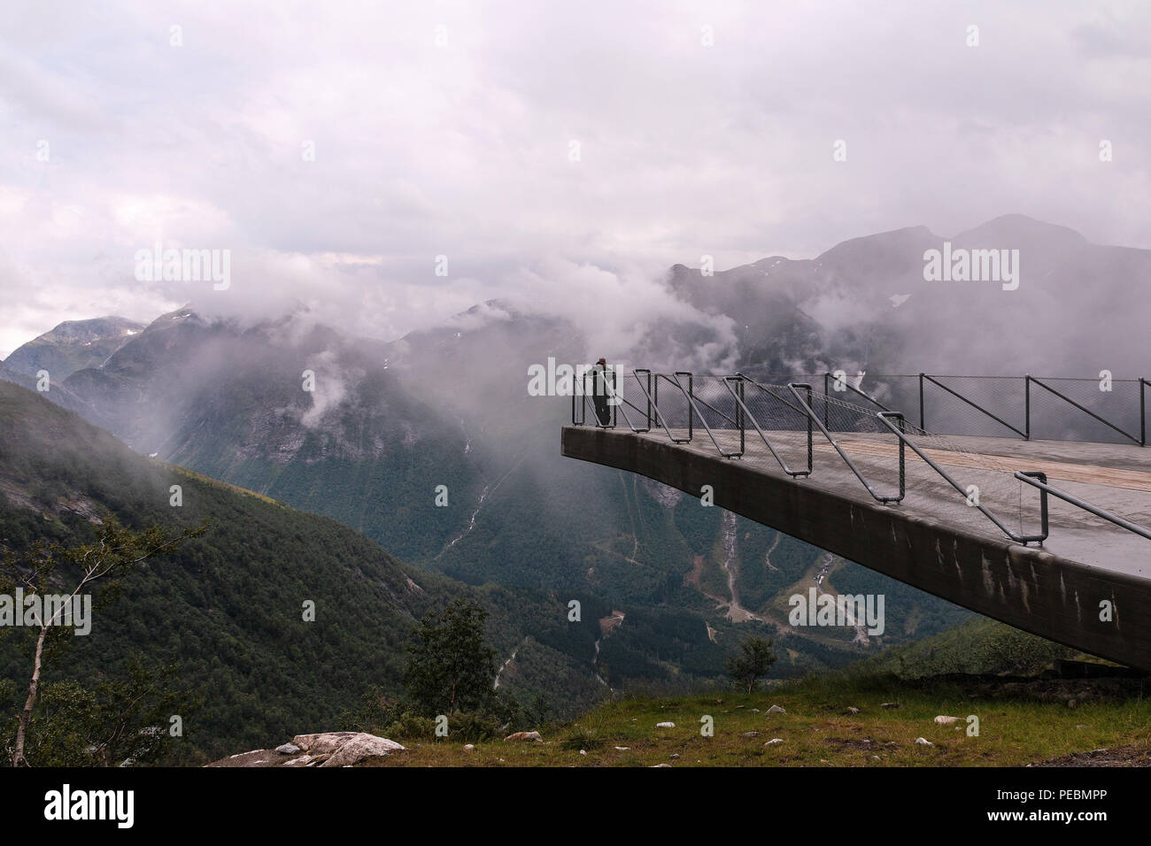Dal ponte sopraelevato a Utsikten si possono guardare le strade ventose che vi porteranno lungo scoscese Bårddalen sulla strada 55. Foto Stock