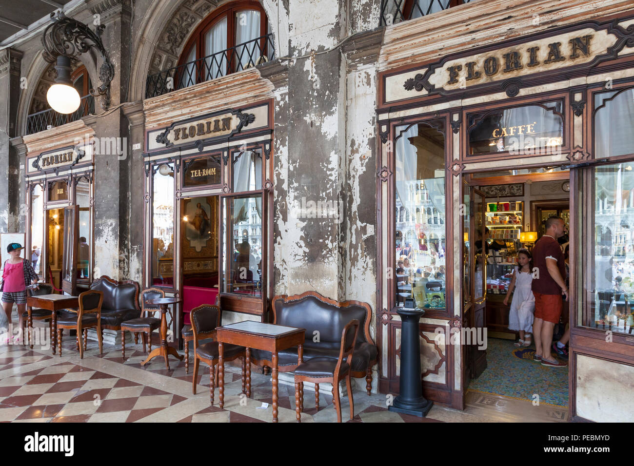 La facciata esterna Caffè Florian e Piazza San Marco, San Marco, Venezia, Veneto, Italia. Aperto nel 1720, è la più antica cafe nel mondo. Le persone all'interno Foto Stock