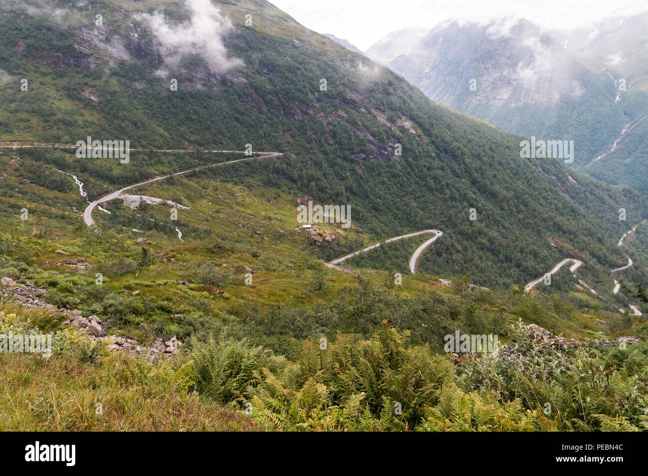 Dal ponte sopraelevato a Utsikten si possono guardare le strade ventose che vi porteranno lungo scoscese Bårddalen sulla strada 55. Foto Stock
