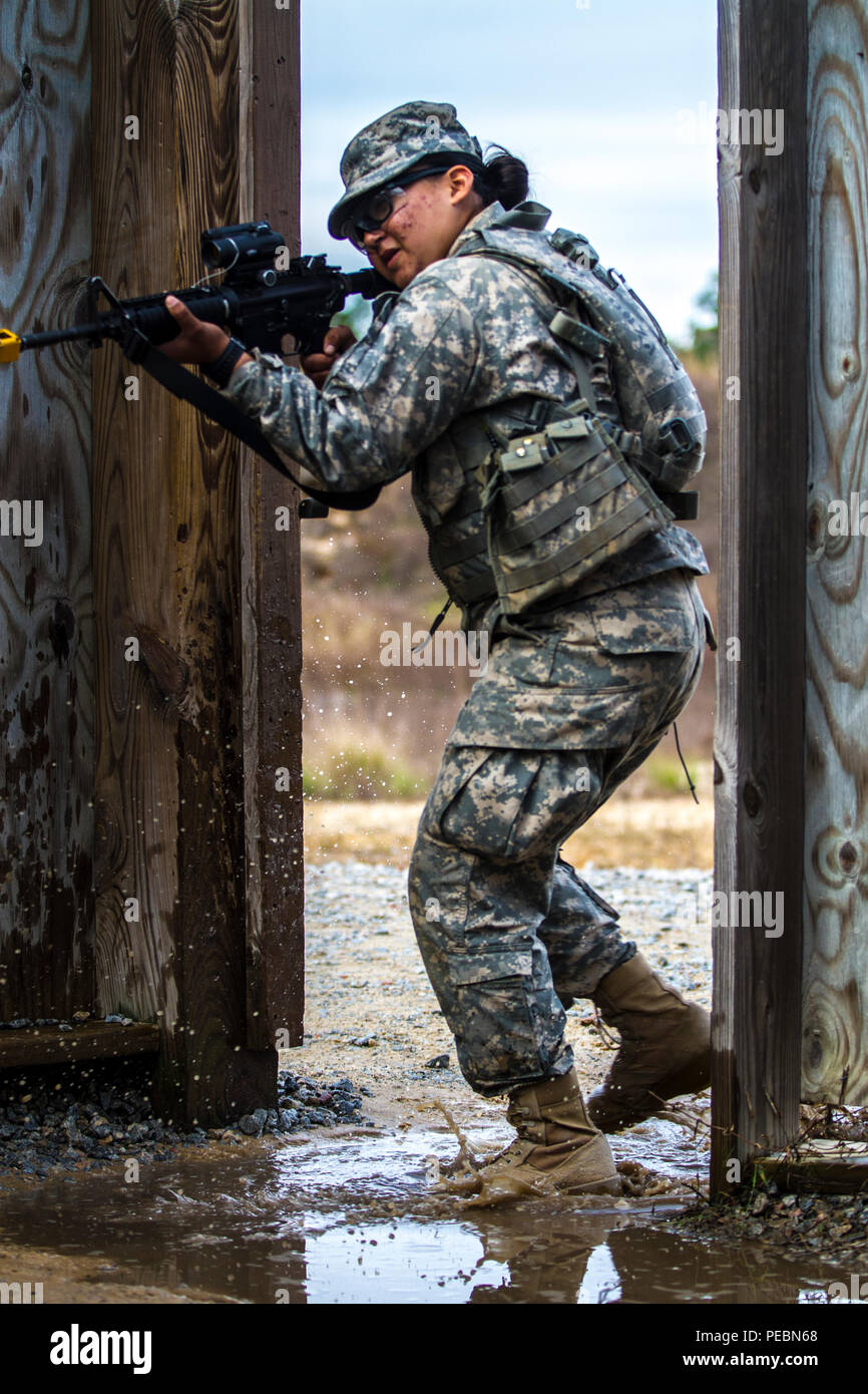 Un soldato nella base di addestramento al combattimento con la B Company, 2° Battaglione, 39o reggimento di fanteria entra in una stanza mentre ripassando la costruzione di procedure di liquidazione a Urban Assault Course si trova a Fort Jackson, S.C., Dicembre 3, 2015. (U.S. Esercito foto di Sgt. 1. Classe Brian Hamilton) Foto Stock