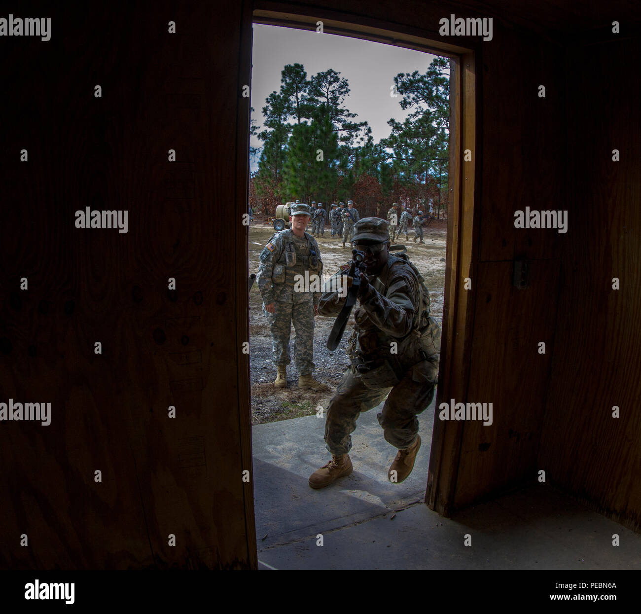 Un soldato nella base di addestramento al combattimento con la B Company, 2° Battaglione, 39o reggimento di fanteria entra in una stanza mentre ripassando la costruzione di procedure di liquidazione a Urban Assault Course si trova a Fort Jackson, S.C., Dicembre 3, 2015. (U.S. Esercito foto di Sgt. 1. Classe Brian Hamilton) Foto Stock