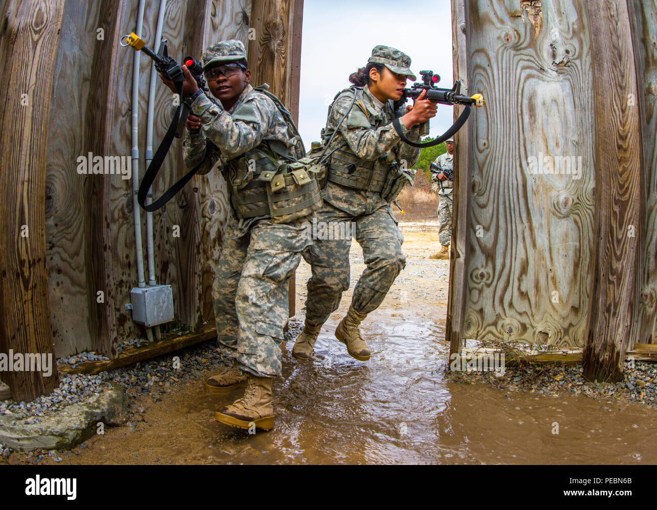 Due soldati nella base di addestramento al combattimento con la B Company, 2° Battaglione, 39o reggimento di fanteria provare un gioco in camera mentre all'Urban Assault Course si trova a Fort Jackson, S.C., Dicembre 3, 2015. (U.S. Esercito foto di Sgt. 1. Classe Brian Hamilton) Foto Stock