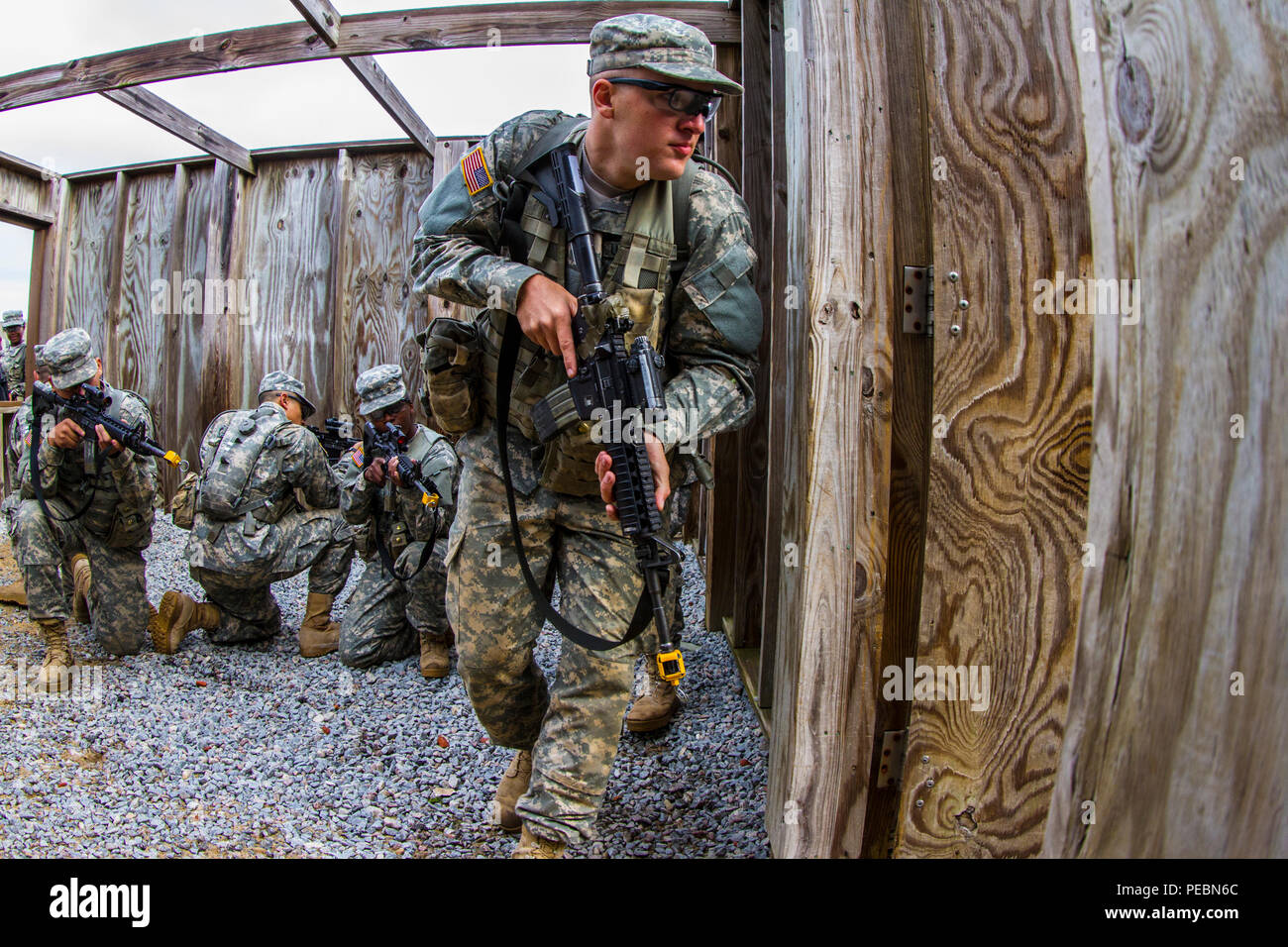 Uomo di punta per il team bravo entra in una seconda camera come soldati con il team alpha fornire più di guardare mentre ripassando camera procedure di liquidazione a Urban Assault Course si trova a Fort Jackson, S.C., Dicembre 3, 2015. Tutti sono soldati nella base di addestramento al combattimento con la B Company, 2° Battaglione, 39o reggimento di fanteria a Fort Jackson. (U.S. Esercito foto di Sgt. 1. Classe Brian Hamilton) Foto Stock