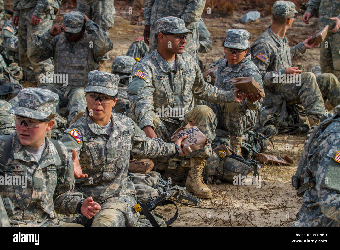 Soldati nella base di addestramento al combattimento con la B Company, 2° Battaglione, 39o reggimento di fanteria pass MREs ai loro compagni di battaglia durante la pausa per il pranzo presso le Urban Assault Course si trova a Fort Jackson, S.C., Dicembre 3, 2015. (U.S. Esercito foto di Sgt. 1. Classe Brian Hamilton) Foto Stock