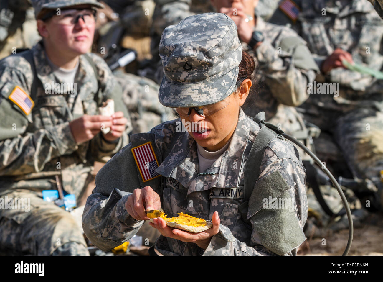 Un soldato nella base di addestramento al combattimento con la B Company, 2° Battaglione, 39o reggimento di fanteria gode di un po' di formaggio e cracker durante la pausa per il pranzo presso le Urban Assault Course si trova a Fort Jackson, S.C., Dicembre 3, 2015. (U.S. Esercito foto di Sgt. 1. Classe Brian Hamilton) Foto Stock
