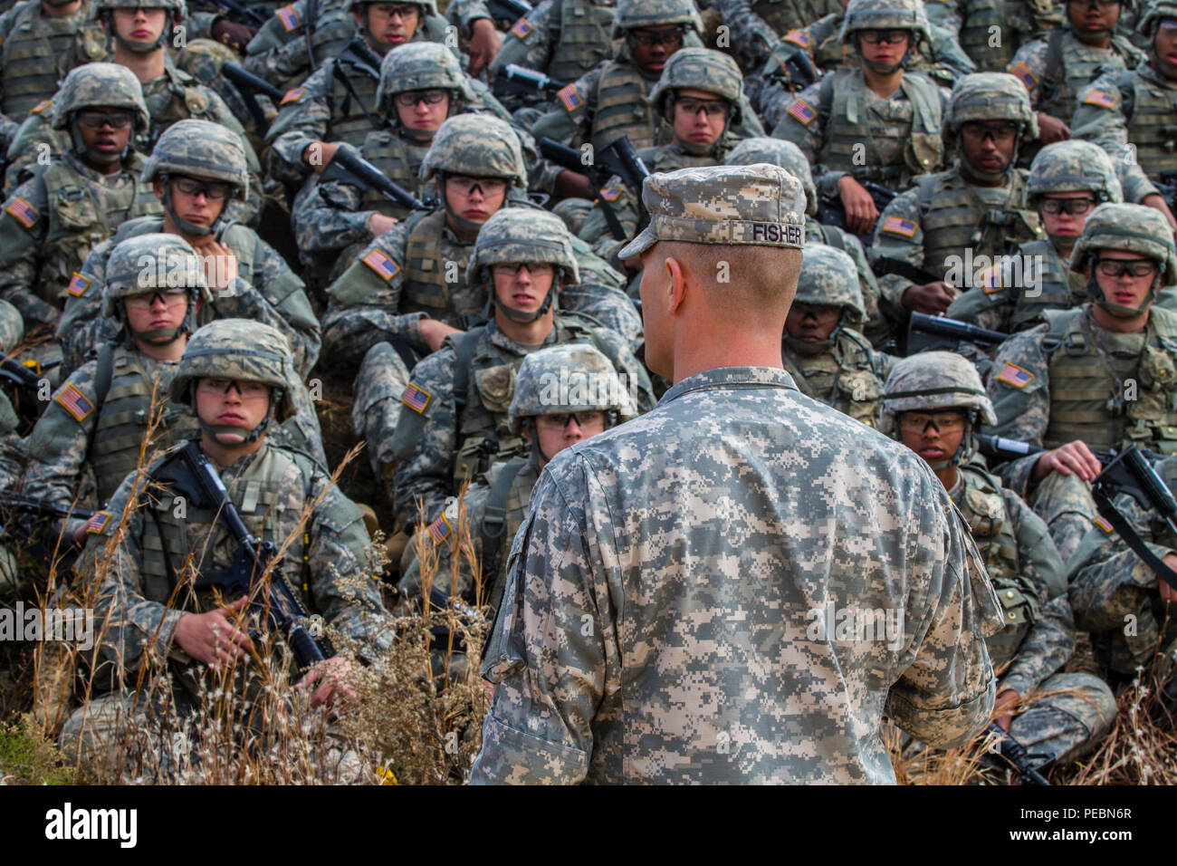 Soldati nella base di addestramento al combattimento con la B Company, 2° Battaglione, 39o Reggimento di Fanteria Fort Jackson, S.C., ricevere un briefing da loro trapanare il sergente prima di provare il movimento individuale tecniche di preparazione per la notte corso di infiltrazione, Dicembre 3, 2015. (U.S. Esercito foto di Sgt. 1. Classe Brian Hamilton) Foto Stock