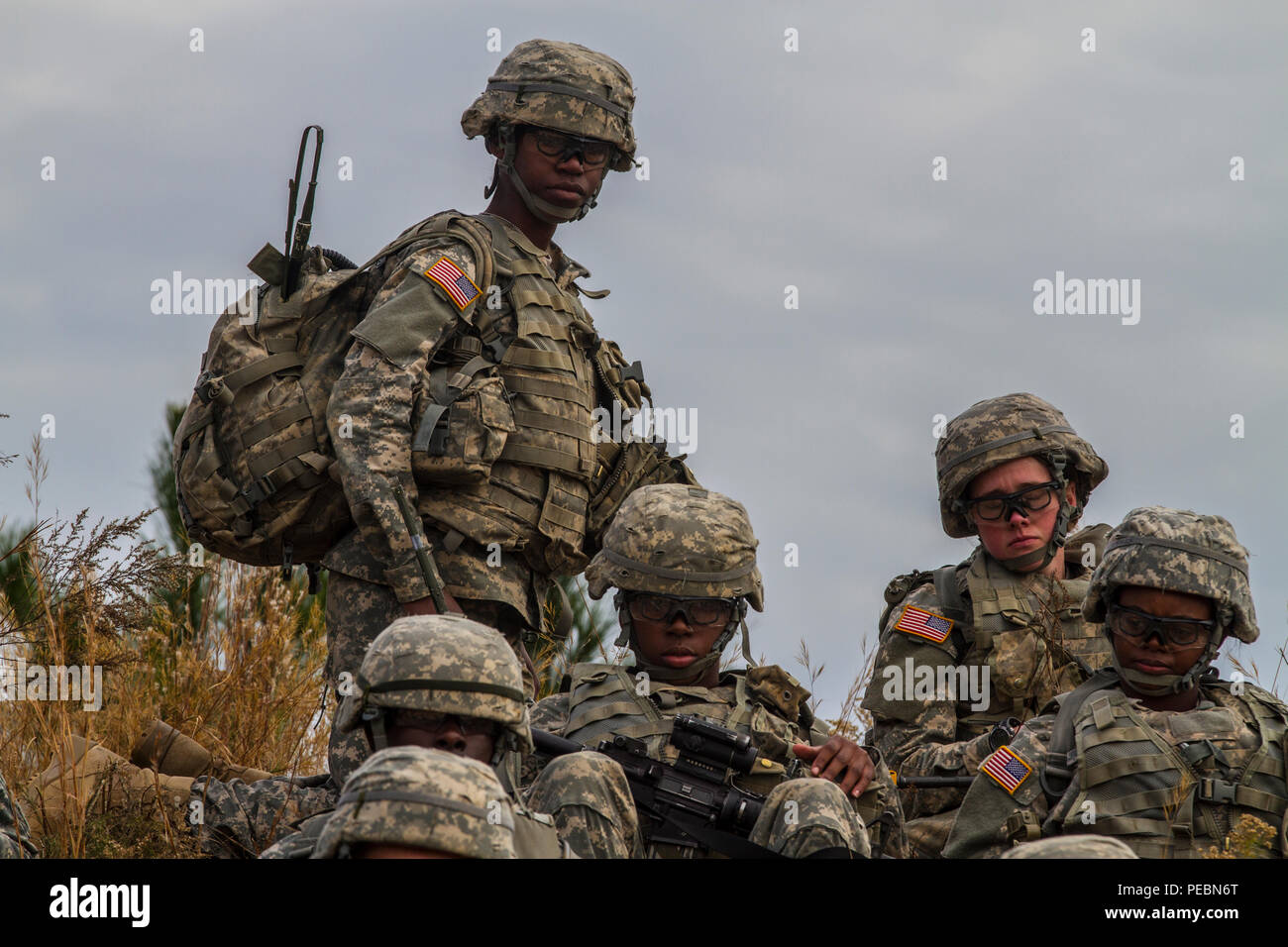 Soldati nella base di addestramento al combattimento con la B Company, 2° Battaglione, 39o Reggimento di Fanteria Fort Jackson, S.C., ricevere un briefing da loro trapanare il sergente prima di provare il movimento individuale tecniche di preparazione per la notte corso di infiltrazione, Dicembre 3, 2015. (U.S. Esercito foto di Sgt. 1. Classe Brian Hamilton) Foto Stock