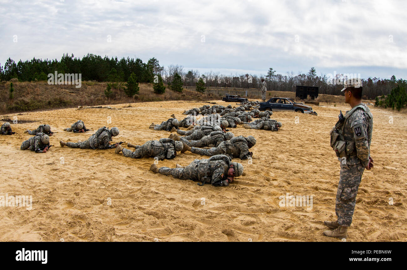 Soldati nella base di addestramento al combattimento con la B Company, 2° Battaglione, 39o Reggimento di Fanteria Fort Jackson, S.C., provate il movimento individuale tecniche di preparazione per la notte corso di infiltrazione, Dicembre 3, 2015. (U.S. Esercito foto di Sgt. 1. Classe Brian Hamilton) Foto Stock