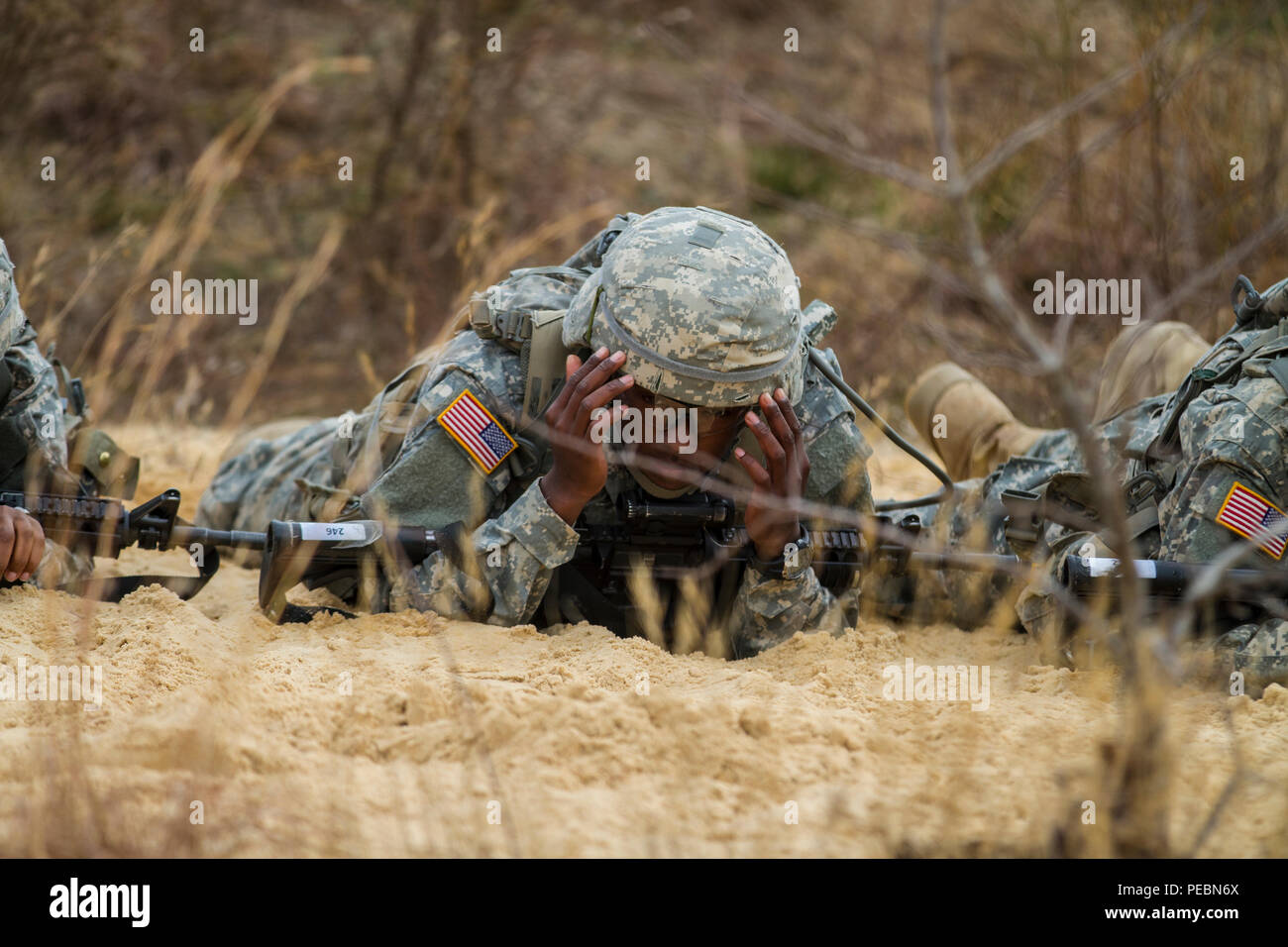 Soldati nella base di addestramento al combattimento con la B Company, 2° Battaglione, 39o Reggimento di Fanteria Fort Jackson, S.C., provate il movimento individuale tecniche di preparazione per la notte corso di infiltrazione, Dicembre 3, 2015. (U.S. Esercito foto di Sgt. 1. Classe Brian Hamilton) Foto Stock