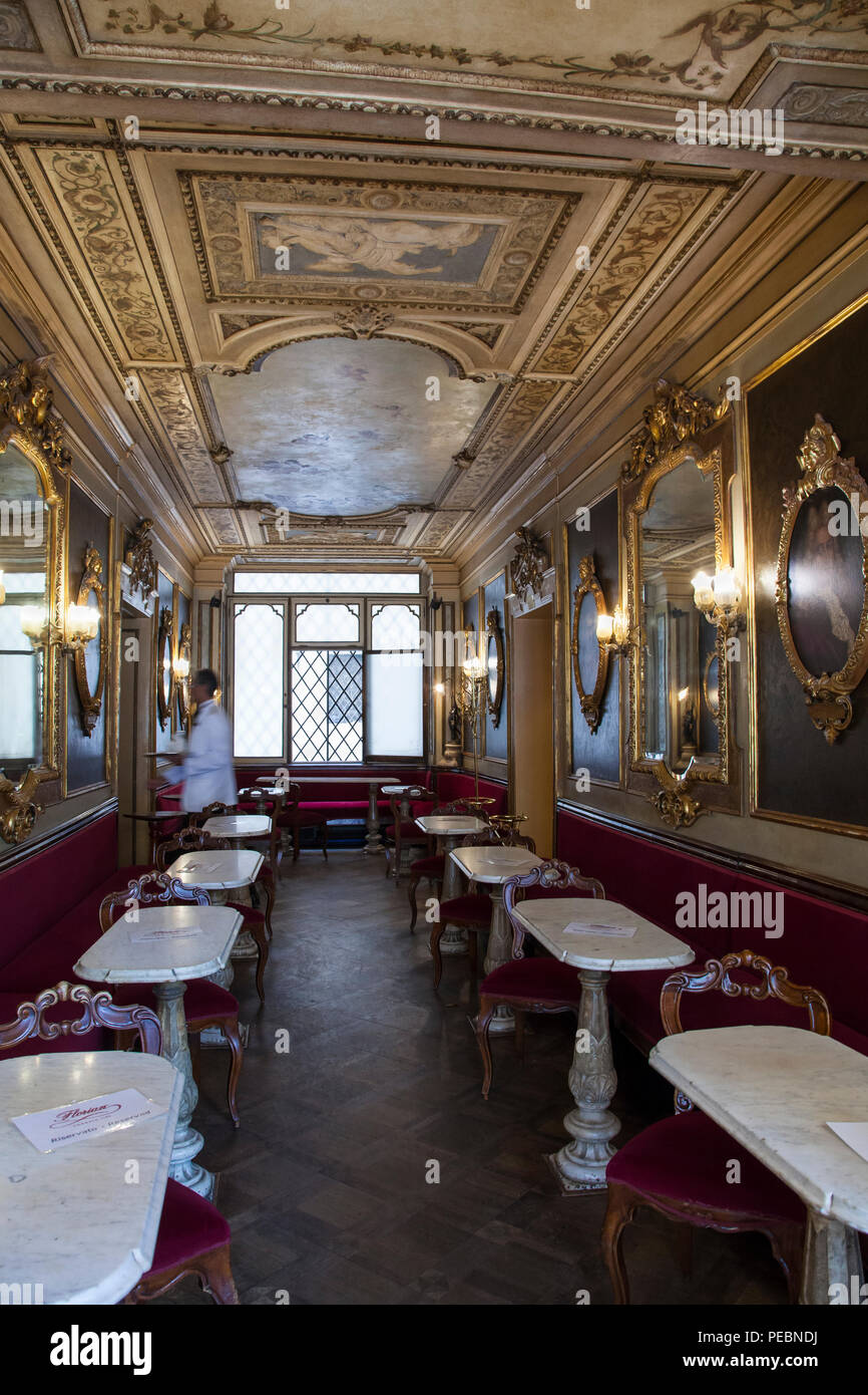 Interno del Caffè Florian e Piazza San Marco, San Marco, Venezia, Veneto, Italia con tabelle, affreschi e dipinti. Risalente al 1720, è la più antica ca Foto Stock