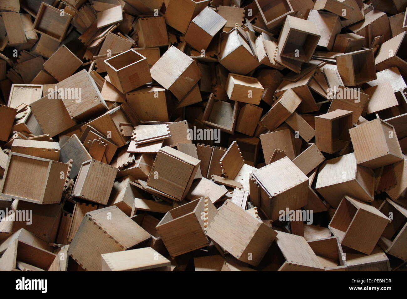 Enorme pila di piccole scatole di legno a manufatti architettonici in Chicago, Illinois. Foto Stock