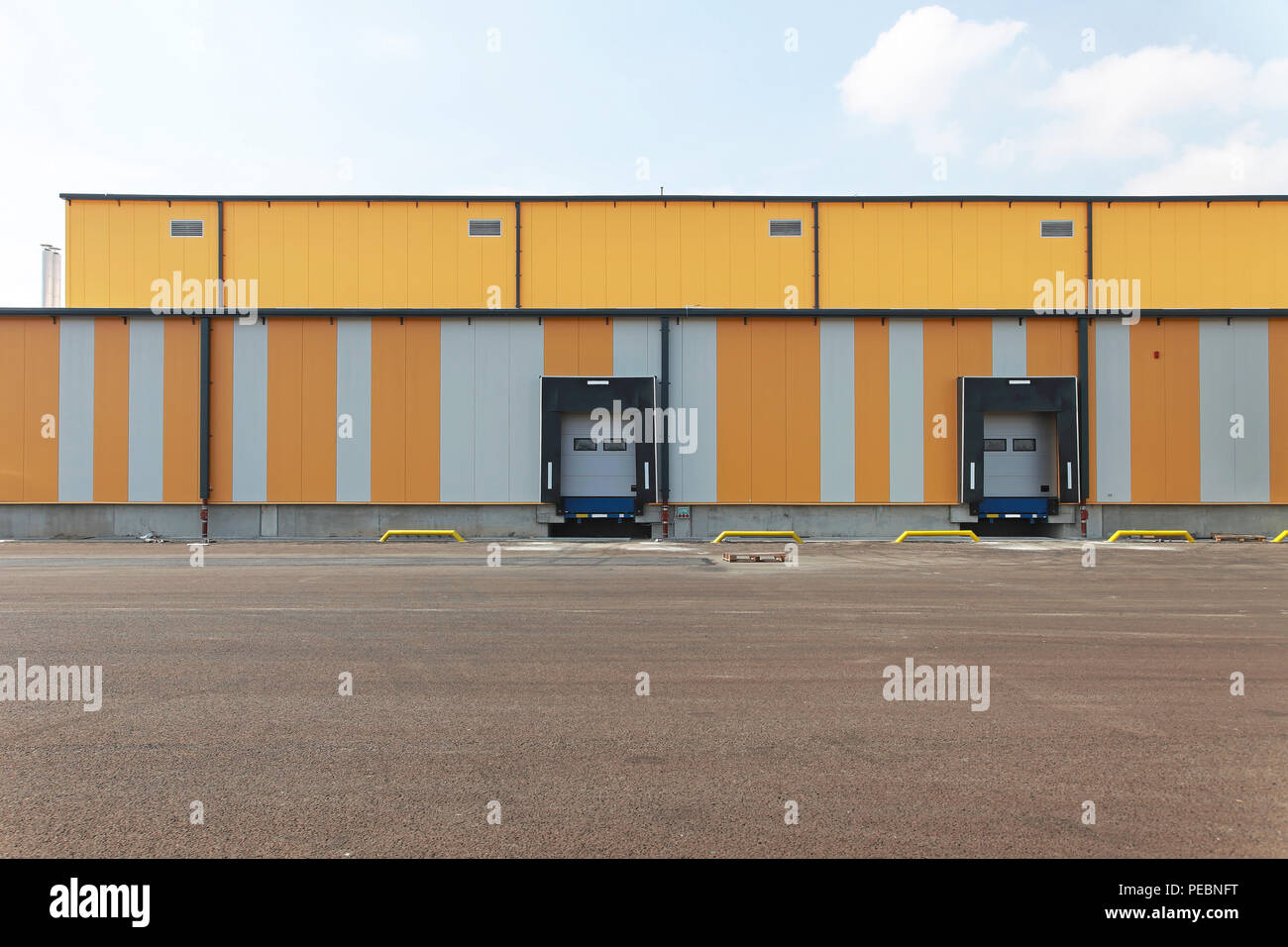Due rampe per il carico dei camion presso il centro di distribuzione Foto Stock