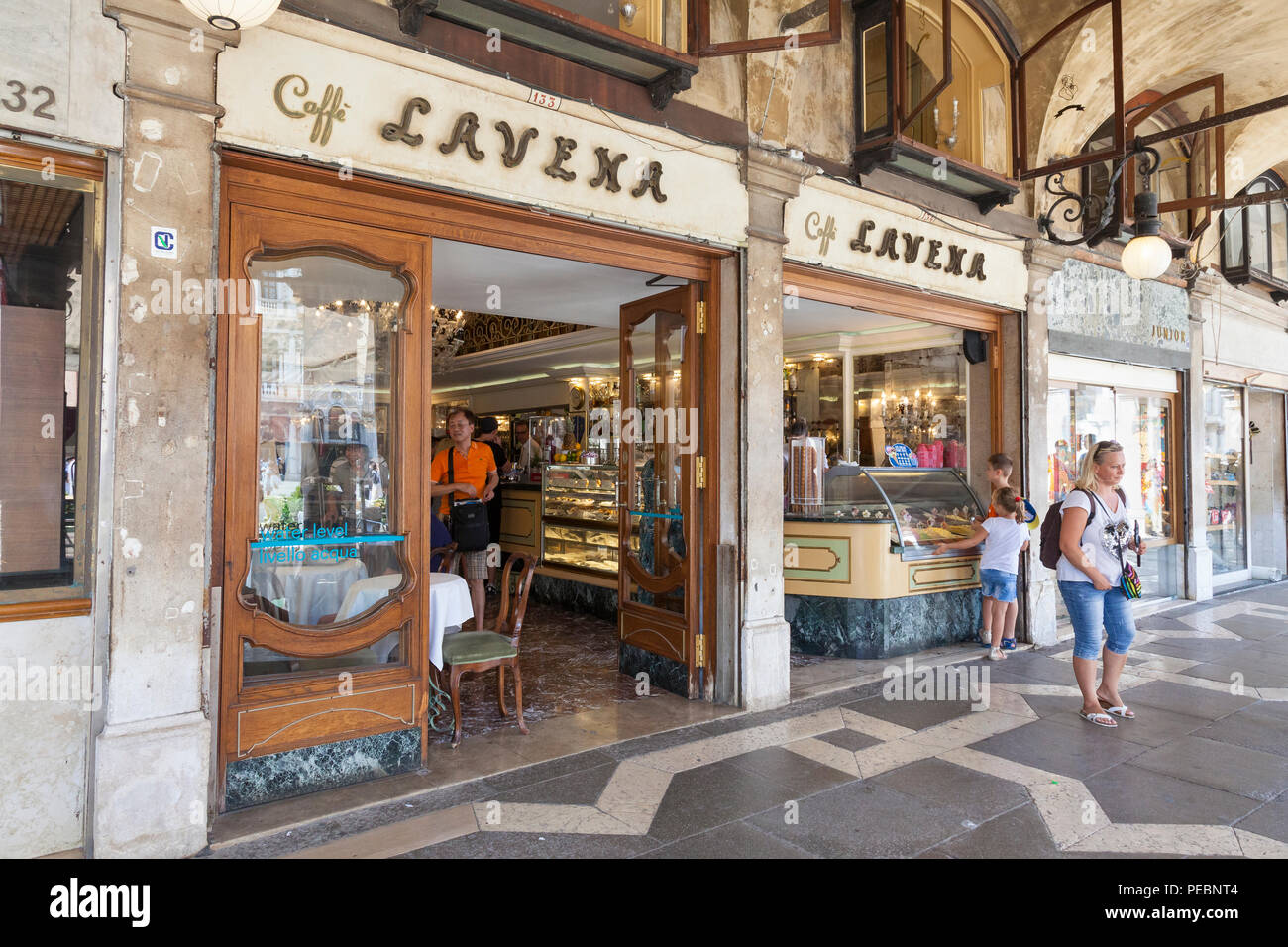 Caffè Lavena, Piazza San Marco, San Marco, Venezia, Veneto, Italia. L'entrata e la facciata esterna con porta aperta vista al bar e al ristorante. I turisti, cu Foto Stock