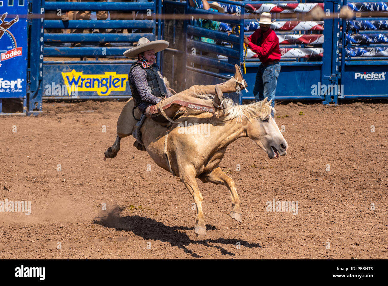 Charro controbilancia cowboy da Pendente ritornare con il corpo mentre a cavallo dei contraccolpi bronco alla Ventura County Fair su agosto 12, 2018 in California. Foto Stock