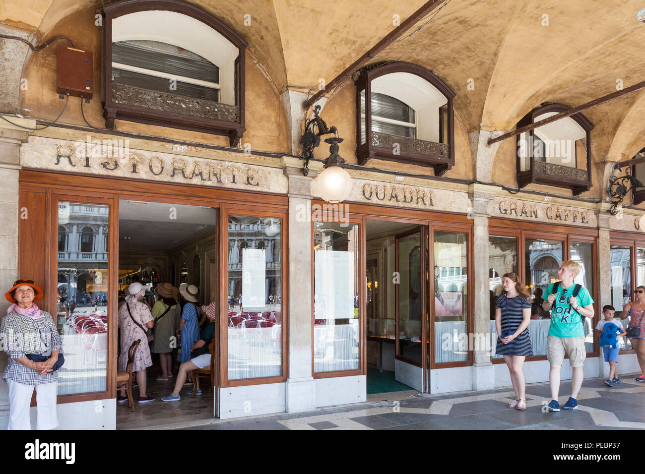 Il gruppo di donne asiatiche i turisti al Ristorante Quadri Gran Caffè di Piazza San Marco, San Marco, Venezia, Veneto, Italia all'interno di ordinare bibite come uno attende Foto Stock