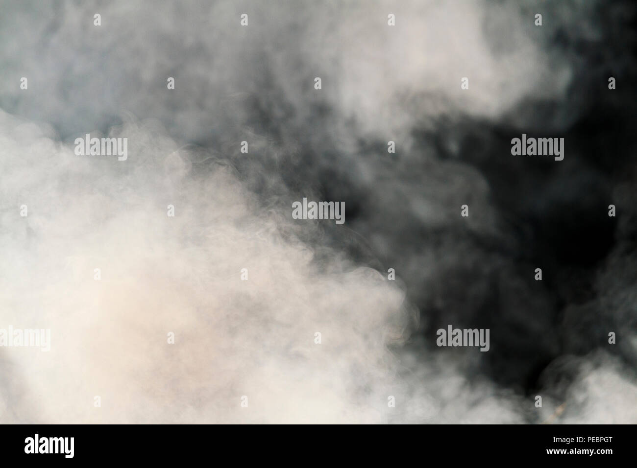 Il fumo proveniente da un barbecue che ha illuminato il sole entra Foto Stock