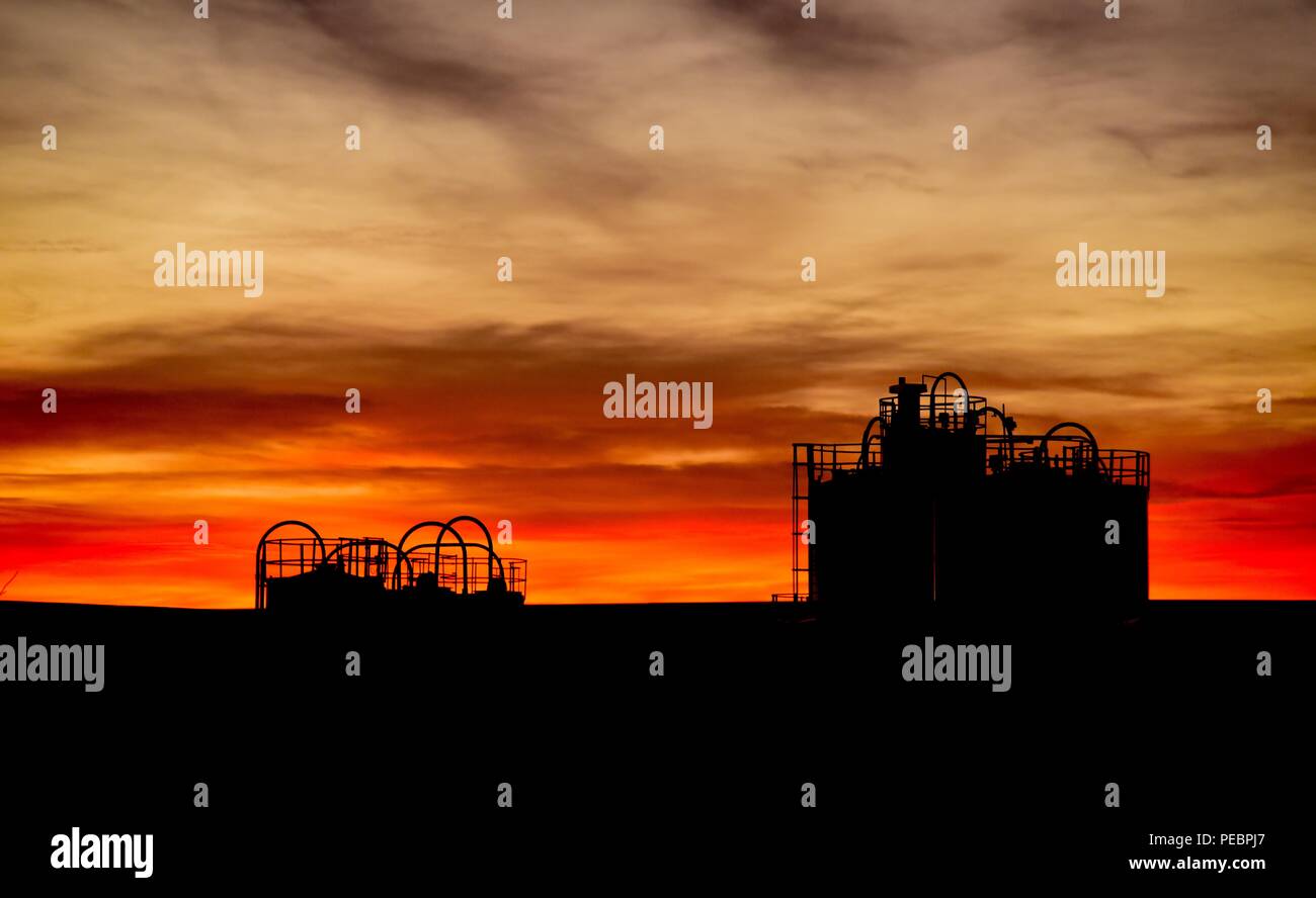 Tramonto su edificio industriale Foto Stock