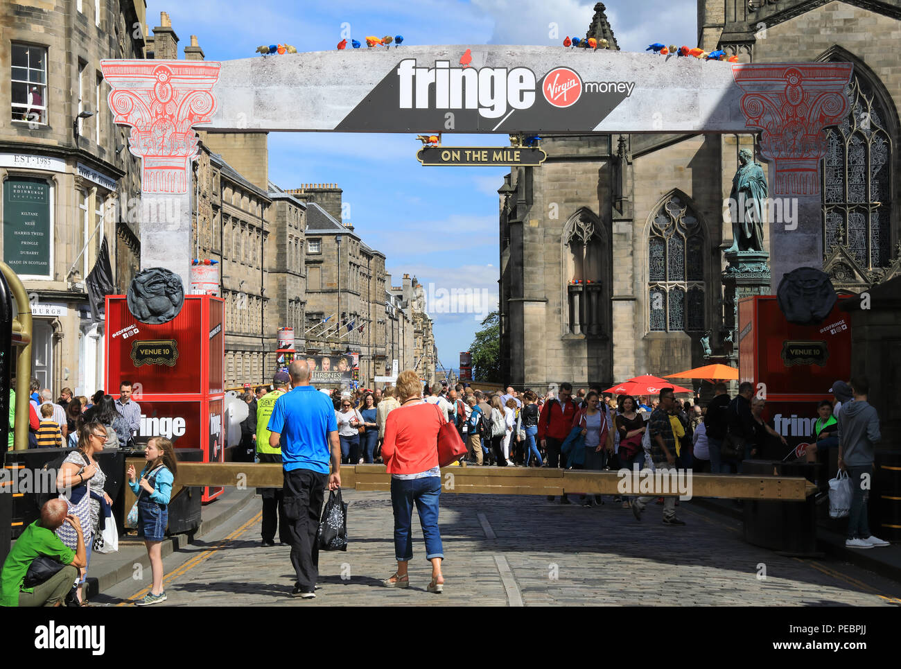 Il Royal Mile di Edimburgo, molto frequentata da persone visitano per la frangia, 2018 in Scozia, Regno Unito Foto Stock