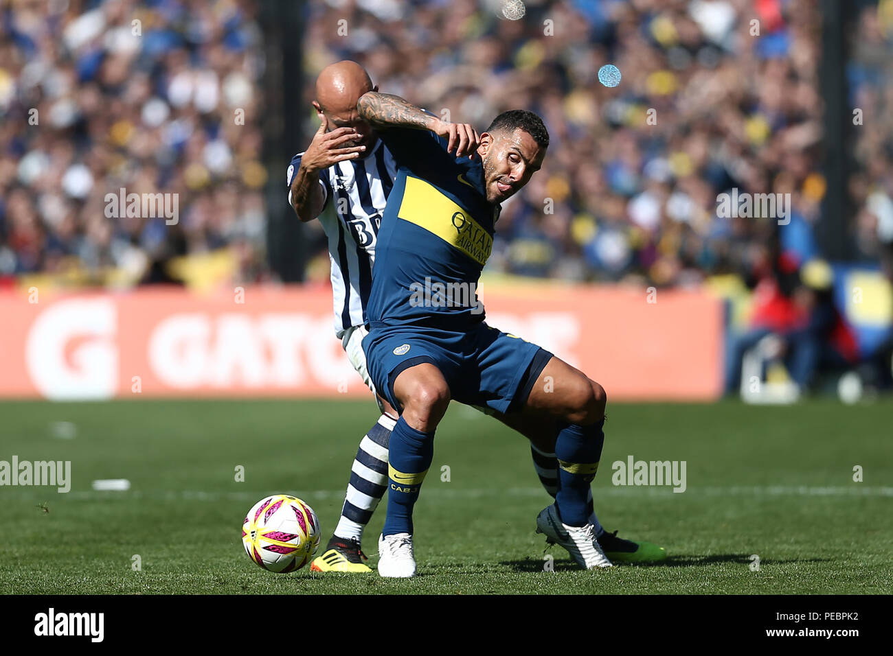 BUENOS AIRES, Argentina - Agosto 2018: Carlos Tevez (Boca Juniors) combatte contro la sfera contro el Chapo (Talleres de Cordoba) sul primo match per la s Foto Stock